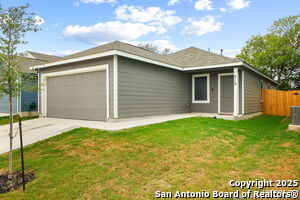 715 Wildcatters Wy in San Antonio, TX - Building Photo