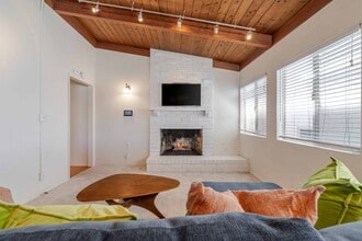 218 19th Pl in Manhattan Beach, CA - Building Photo - Building Photo