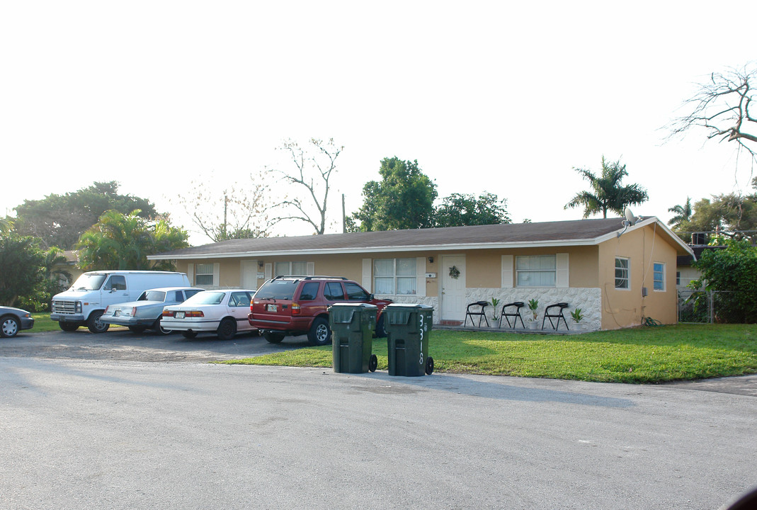 3310 SW 45th Ct in Fort Lauderdale, FL - Foto de edificio