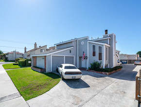 Blanton Apartments in Huntington Beach, CA - Building Photo - Other