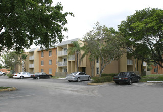 Las Vistas At Doral in Doral, FL - Foto de edificio - Building Photo