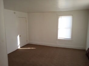 56 3rd Ave, Unit 2 in Gloversville, NY - Building Photo - Building Photo