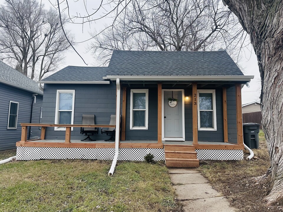 213 4th St in Underwood, IA - Building Photo