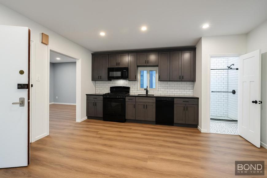 682 Onderdonk Ave in Queens, NY - Building Photo