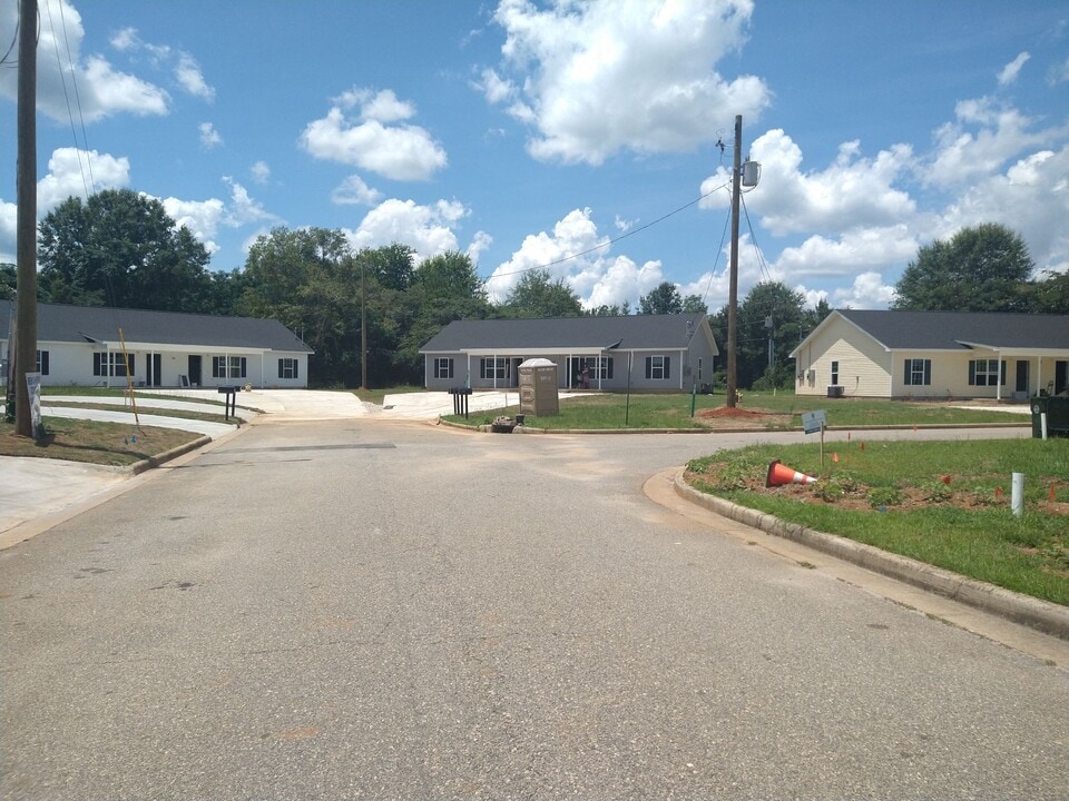 106 Ronald Pride Blvd in Fort Valley, GA - Building Photo