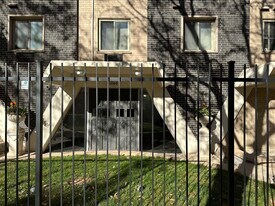 1060 W Hollywood Ave in Chicago, IL - Building Photo