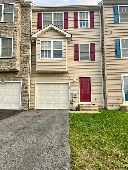 46 Myatt Ct in Inwood, WV - Foto de edificio