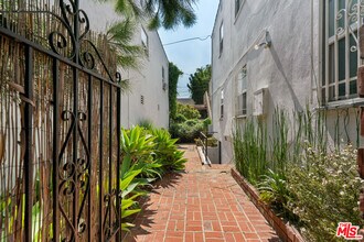 180 N Clark Dr in Beverly Hills, CA - Building Photo - Building Photo