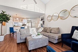 5515 Canoga Ave in Woodland Hills, CA - Building Photo