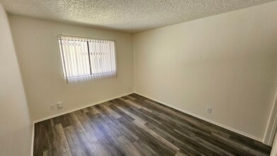 2241 Florencita Dr W in Montrose, CA - Foto de edificio - Building Photo