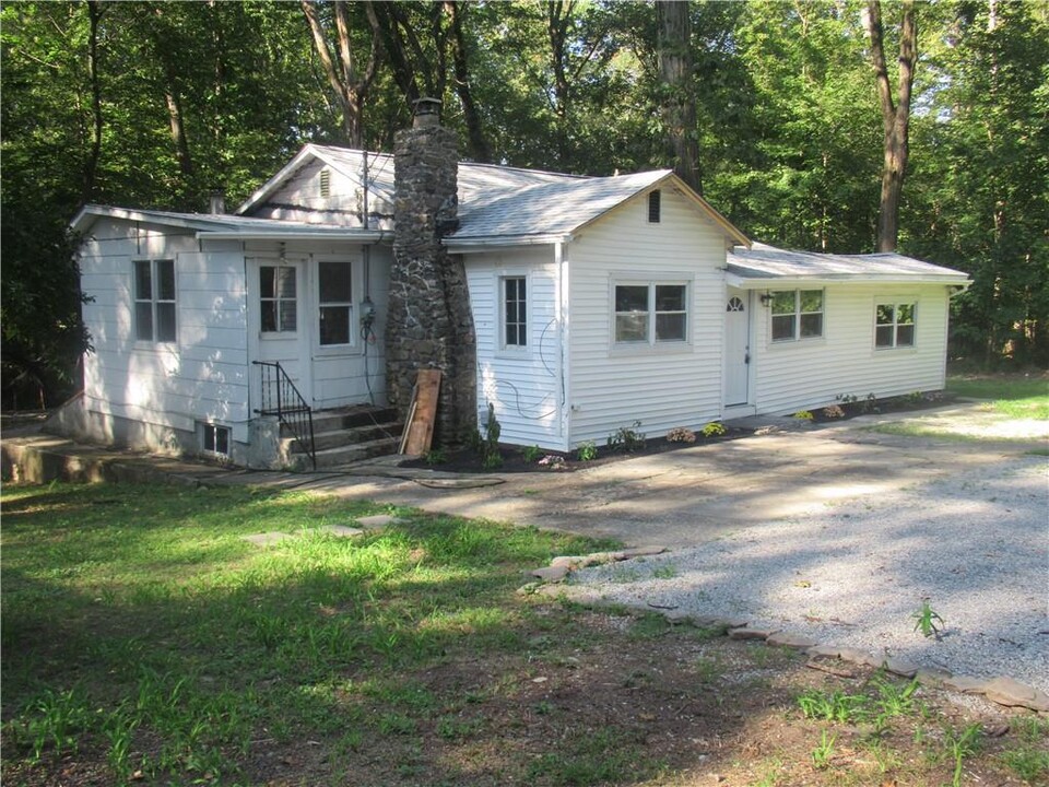 5 Point O Pine in Monroe, NY - Foto de edificio