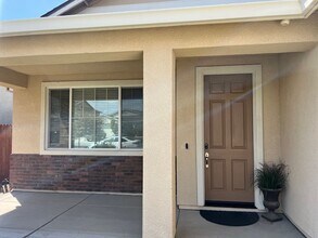 1278 Greenbrier Dr in Hanford, CA - Building Photo - Building Photo