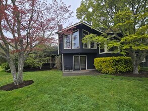 721 Cherry Ave NE in Bainbridge Island, WA - Building Photo - Building Photo