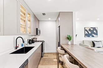 8115 Thomas Dr in Panama City, FL - Foto de edificio - Building Photo