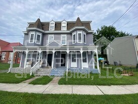 112 N York St in Goldsboro, PA - Building Photo