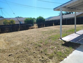 950 S Thompson St in Hemet, CA - Foto de edificio - Building Photo