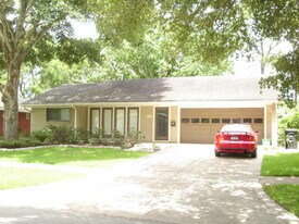 8610 Bob White Dr in Houston, TX - Building Photo