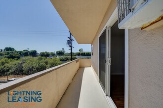 17346 Burbank Blvd in Los Angeles, CA - Building Photo - Building Photo