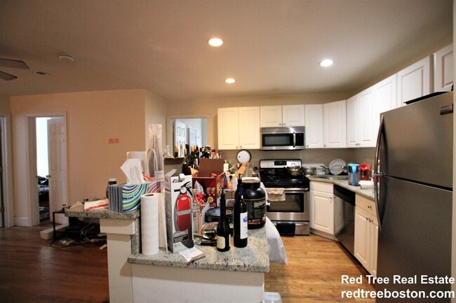 324 St Paul St, Unit 6 in Brookline, MA - Foto de edificio - Building Photo