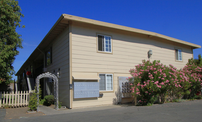 Dana Apartments in Fairfield, CA - Building Photo - Building Photo