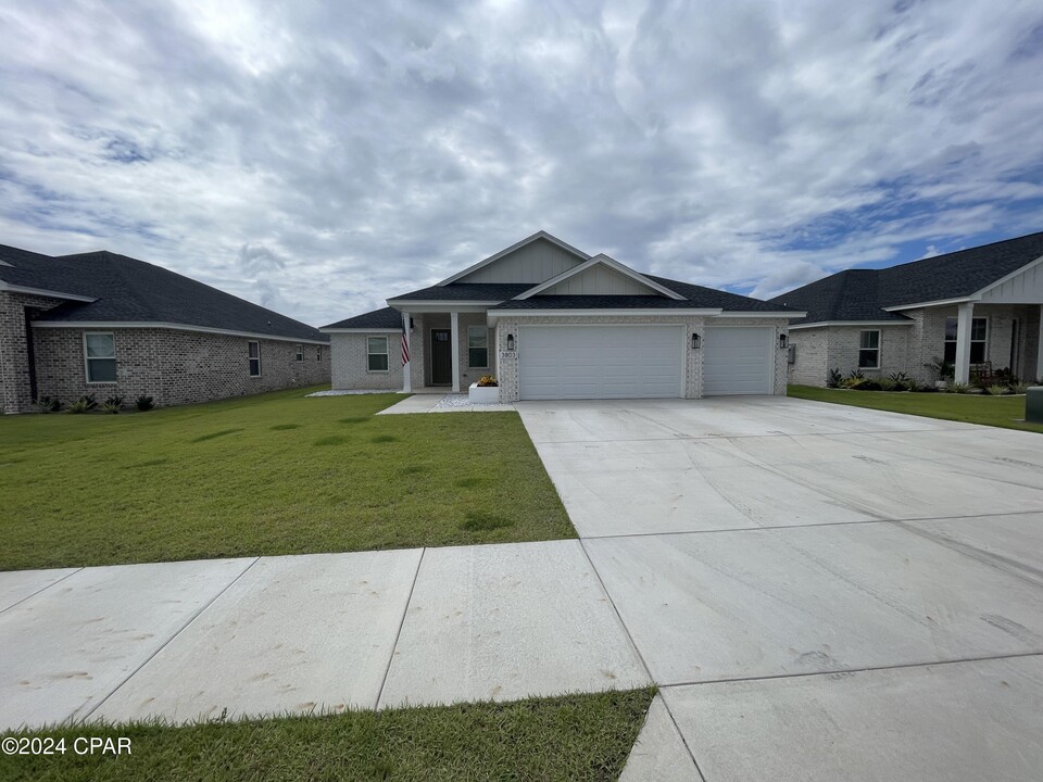 3803 Redbud Wy in Callaway, FL - Foto de edificio