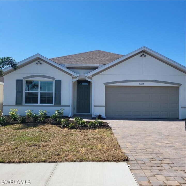 16629 Elkhorn Coral Dr in North Fort Myers, FL - Building Photo