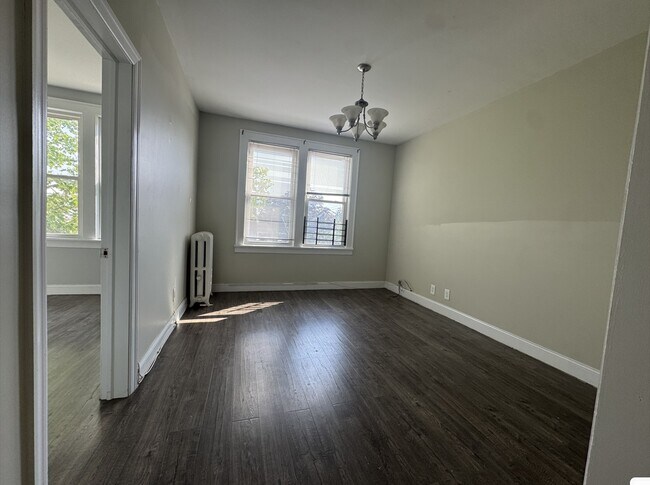 169 W 5th St, Unit 3 in Bayonne, NJ - Building Photo - Building Photo