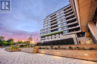 8188 Yonge St in Vaughan, ON - Building Photo - Building Photo