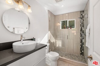 5202 Topeka Dr in Los Angeles, CA - Building Photo - Building Photo