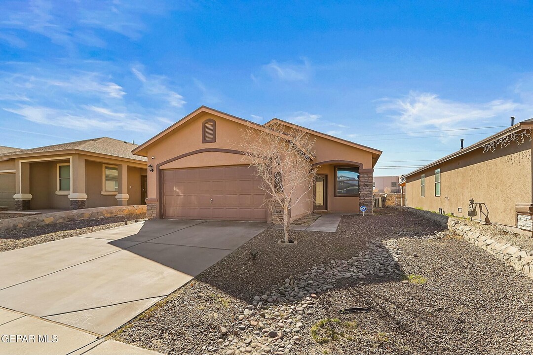 13142 Saker Dr in Horizon City, TX - Building Photo