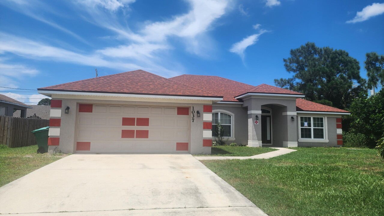 1037 SW Hamrock Ave in Port St. Lucie, FL - Building Photo