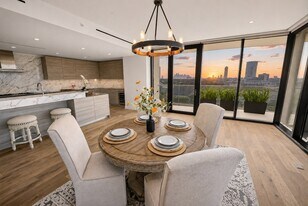 3433 Westheimer Rd, Unit 702 in Houston, TX - Building Photo