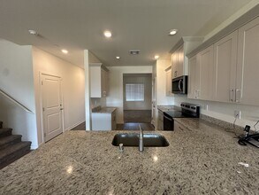 7815 Cherimoya Dr in Bakersfield, CA - Building Photo - Building Photo