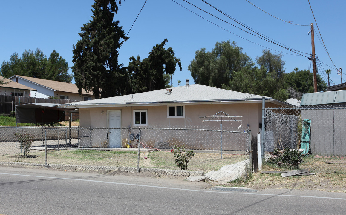 8696 Tyler St in Spring Valley, CA - Foto de edificio