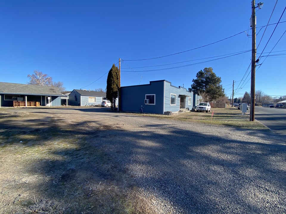 341-349 NE 6th St in Prineville, OR - Building Photo