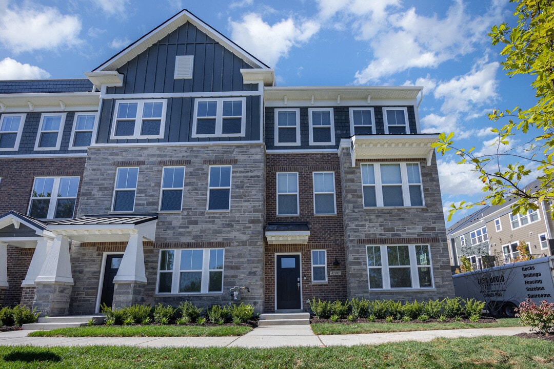 42982 Atwood Ave in Novi, MI - Building Photo