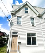 709-711 Industry St, Unit 709 Industry St. Apt. 1 in Pittsburgh, PA - Foto de edificio - Building Photo