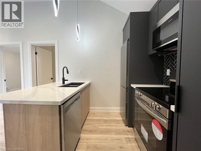 110 Deschene Ave in Hamilton, ON - Building Photo - Building Photo