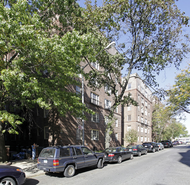 Cambridge Hall in Forest Hills, NY - Foto de edificio - Building Photo