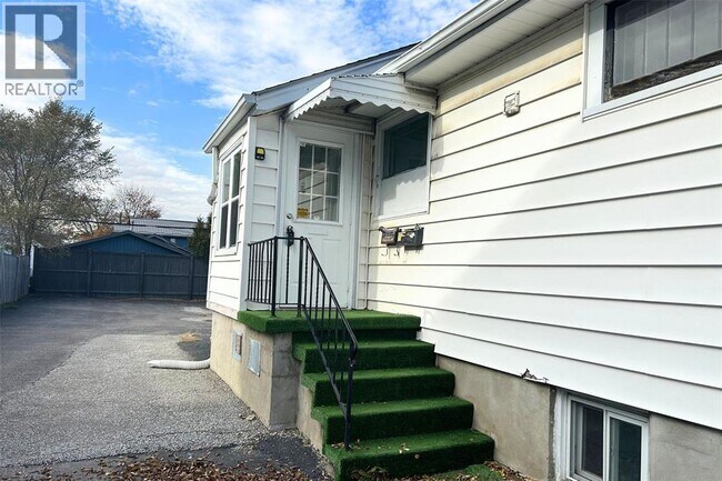 483 East Street N in Sarnia, ON - Building Photo - Building Photo