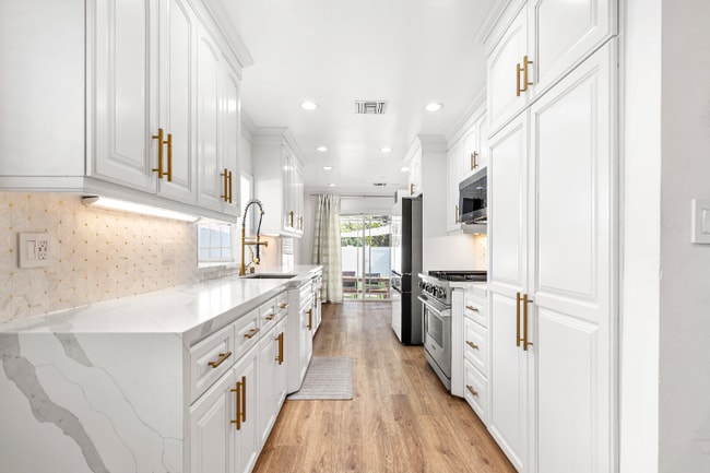 5400 Columbus Ave in Los Angeles, CA - Building Photo - Building Photo