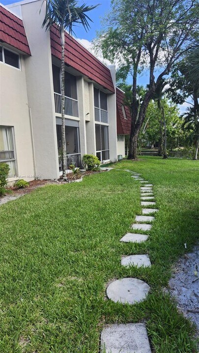 21 Jacaranda Country Club Dr in Plantation, FL - Building Photo