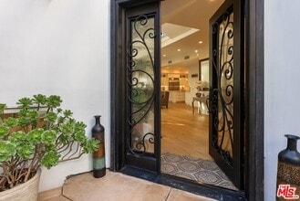 345 S Saltair Ave in Los Angeles, CA - Building Photo - Building Photo