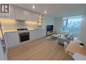 311 Alderson Ave in Coquitlam, BC - Building Photo