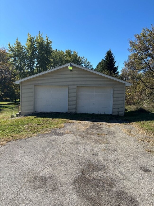 328 Mohawk School Rd in New Castle, PA - Building Photo - Building Photo