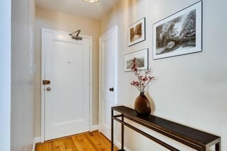 2908 13th Rd S, Unit 202 in Arlington, VA - Foto de edificio - Building Photo