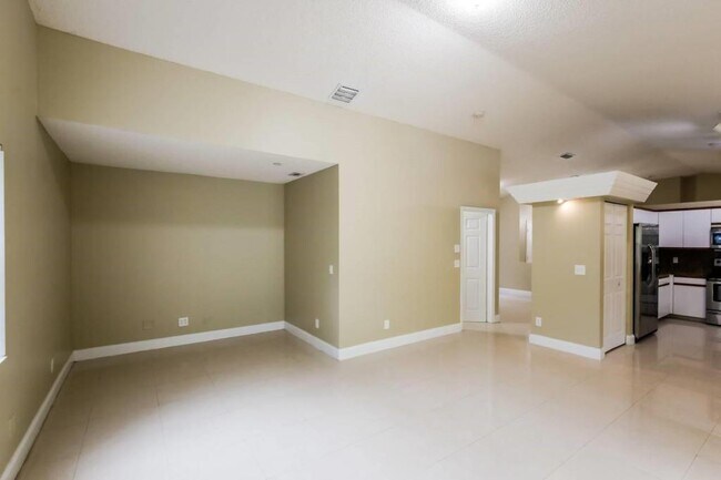 20241 NW 8th St in Pembroke Pines, FL - Building Photo - Building Photo