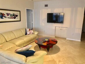9577 Gulf Shore Dr in Naples, FL - Foto de edificio - Building Photo