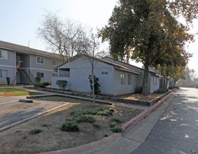 Cameron Commons in Hanford, CA - Foto de edificio - Building Photo