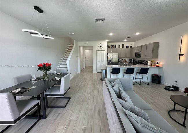 4151 Lagoon Shore Dr in Greenacres, FL - Building Photo - Building Photo